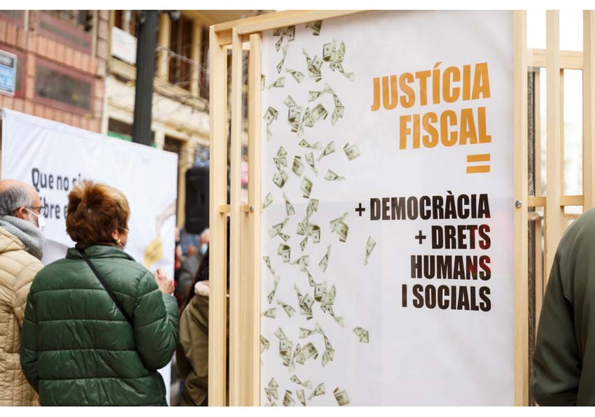 Cartell de carrer de Justícia Fiscal